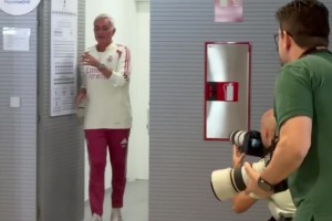 穆帅发现场告诫记者：好好说话大家皆大欢喜，要是敢乱泼脏水……